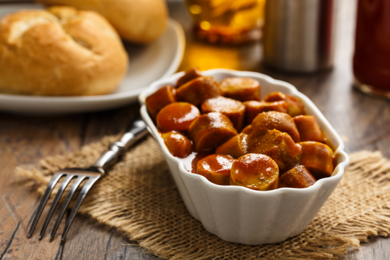 Currywurst mit Brot