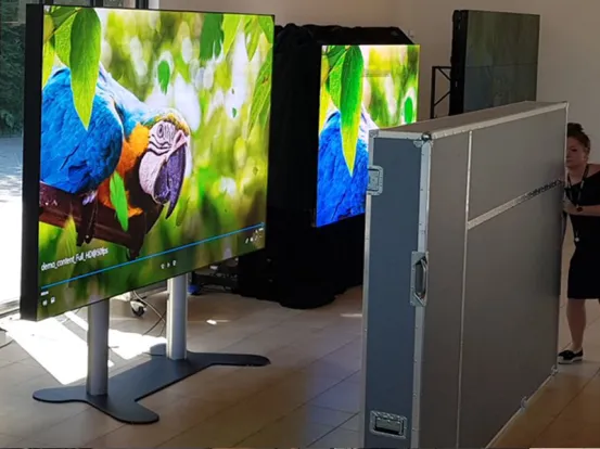 LED Display 335 Diagonale mit E-Fuss