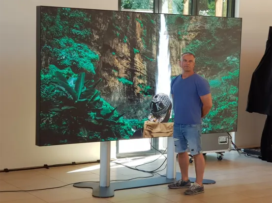 LED Display 335 Diagonale mit E-Fuss