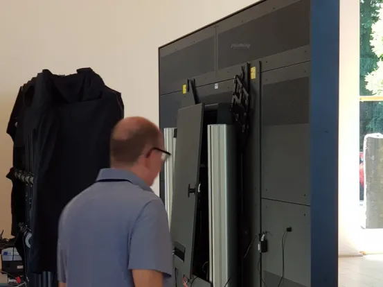 LED Display 335 Diagonale mit E-Fuss