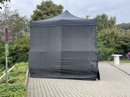 B&uuml;hnenpodest 6x4m mit Faltzelt&uuml;berdachung und Gaze 1m H&ouml;he 