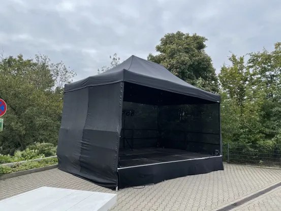 B&uuml;hnenpodest 6x4m mit Faltzelt&uuml;berdachung und Gaze 1m H&ouml;he 